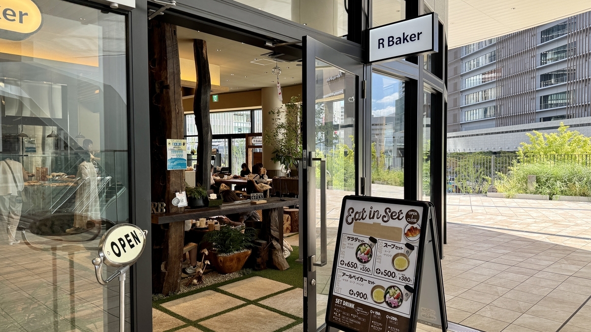 面包咖啡馆R Baker的入口与店内景象