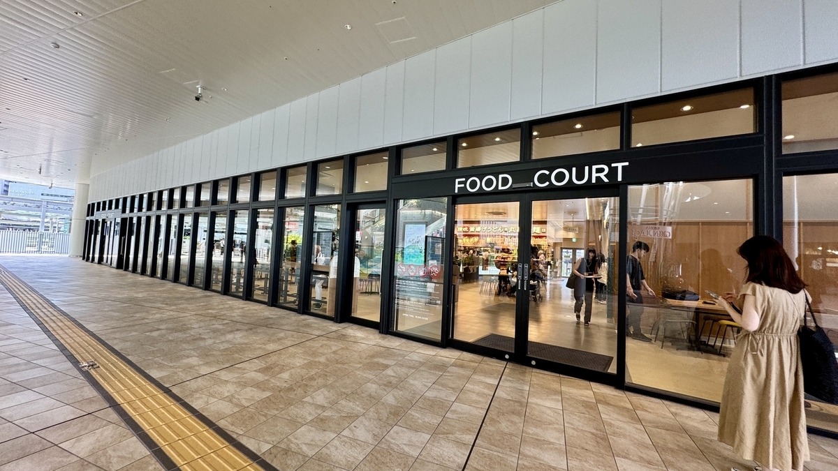 梅北绿地广场2层美食广场外观