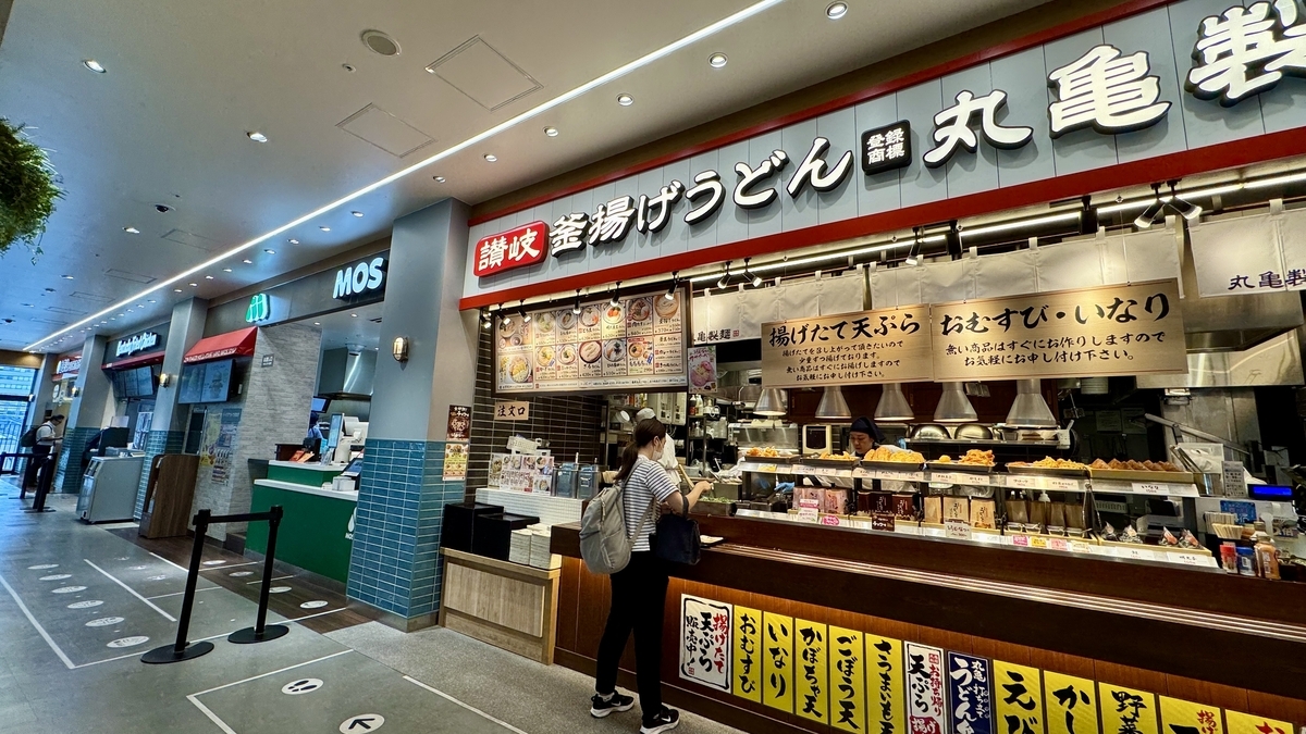 美食广场内丸龟制面的店铺柜台