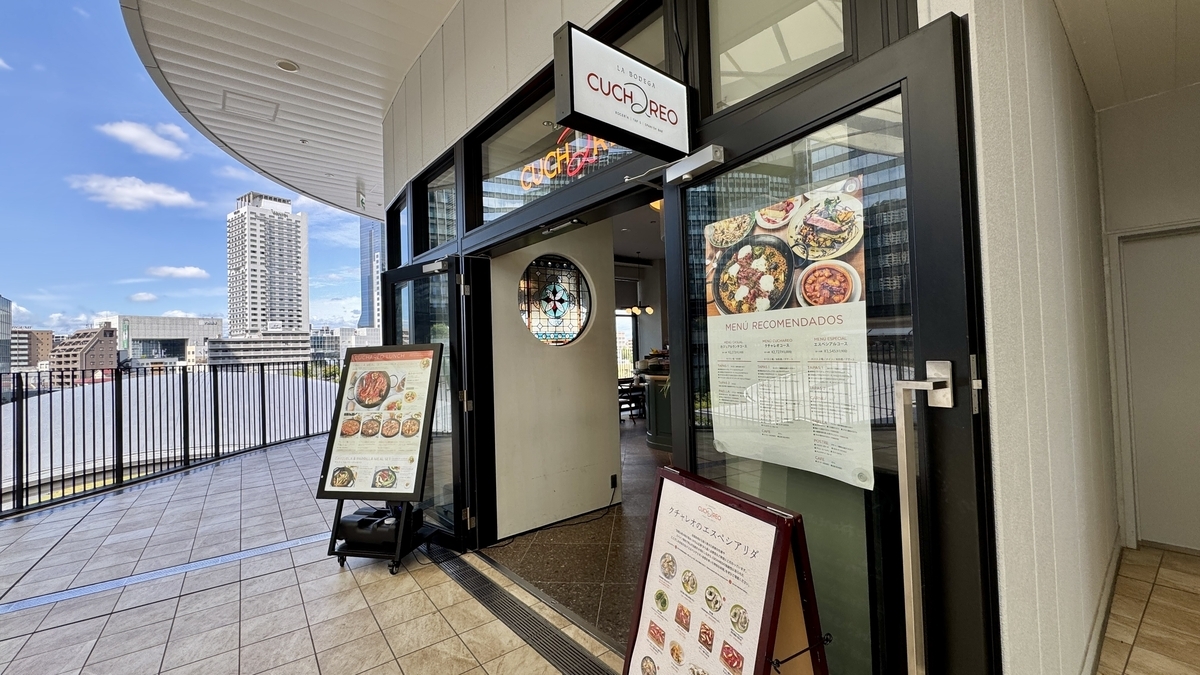 眺望大阪街景的3层露台座位和餐厅入口