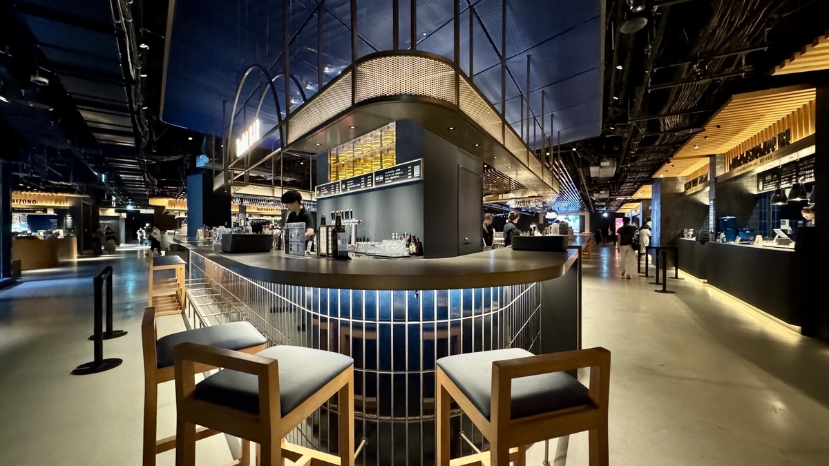 Barra central de Timeout Market Osaka con taburetes