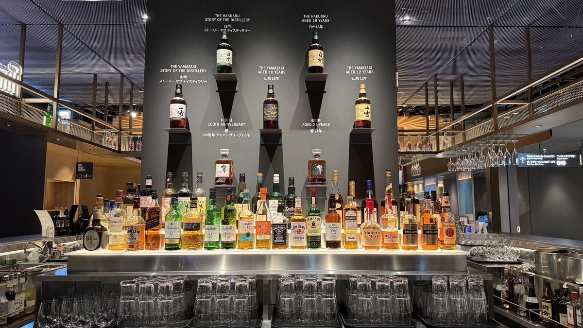 Botellas y copas alineadas en la barra de Timeout Market Osaka