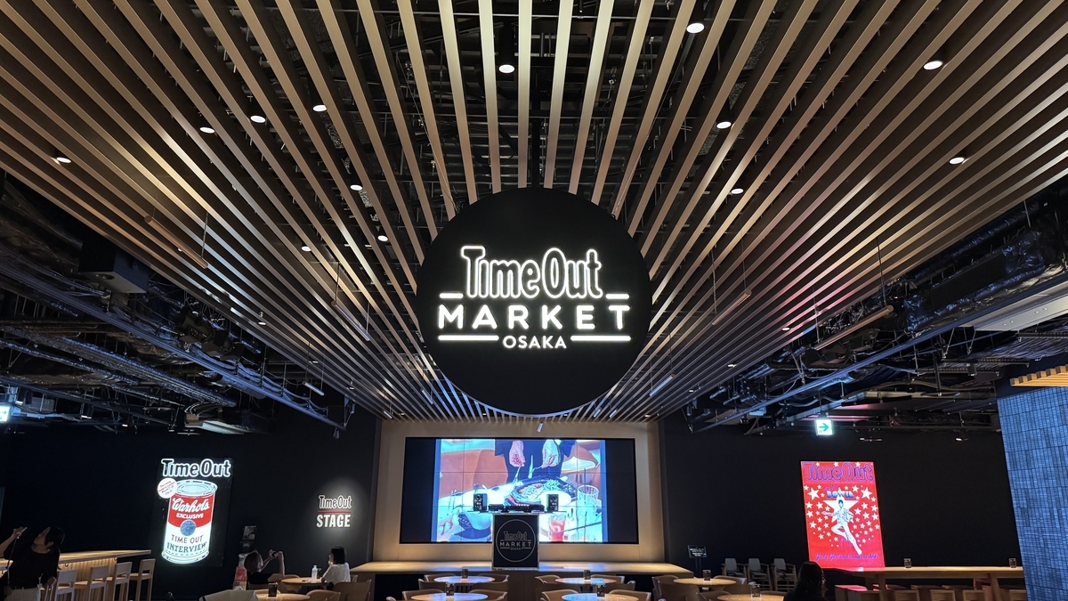 Vista del escenario y el logo central en Timeout Market Osaka