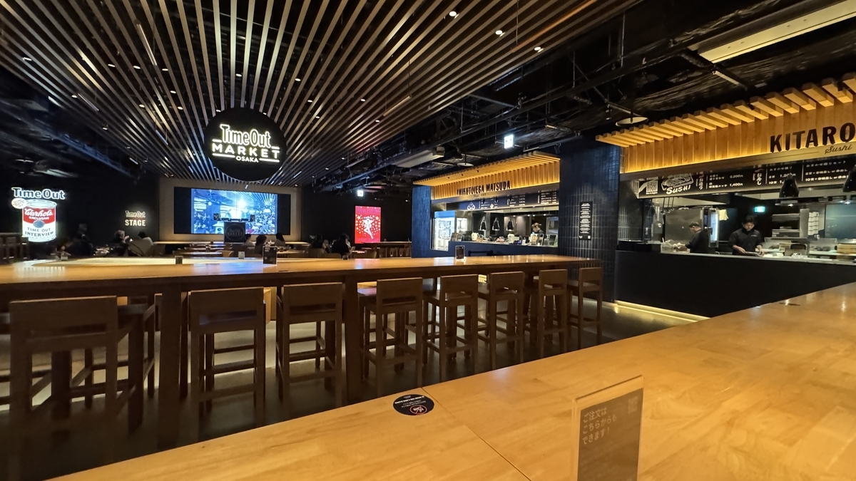 Amplio salón de Timeout Market Osaka con mesas compartidas