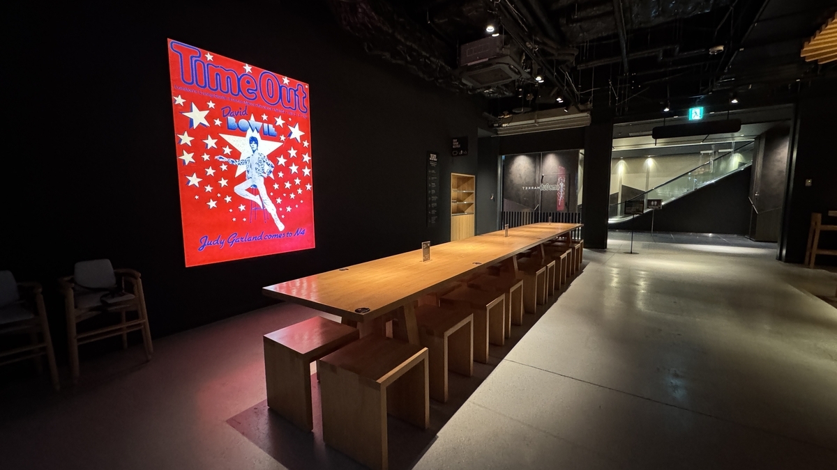 Mesa larga con neón rojo en Timeout Market Osaka