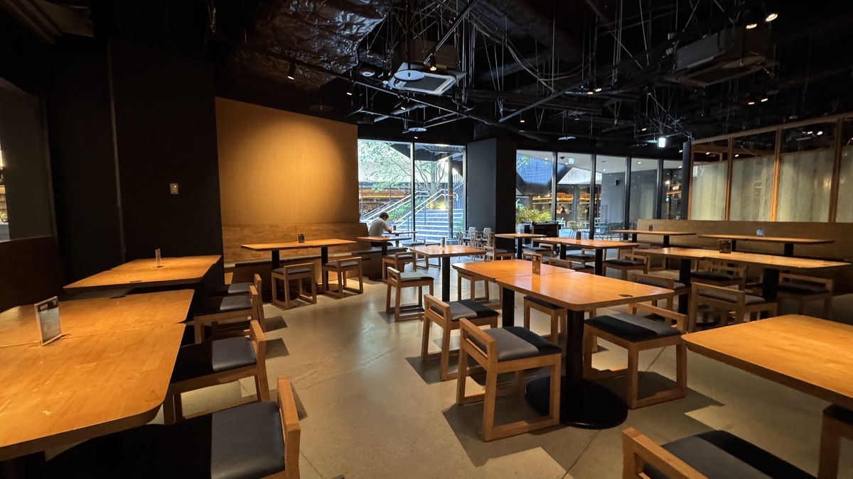 Mesas junto a la ventana con mucha luz natural en Timeout Market Osaka