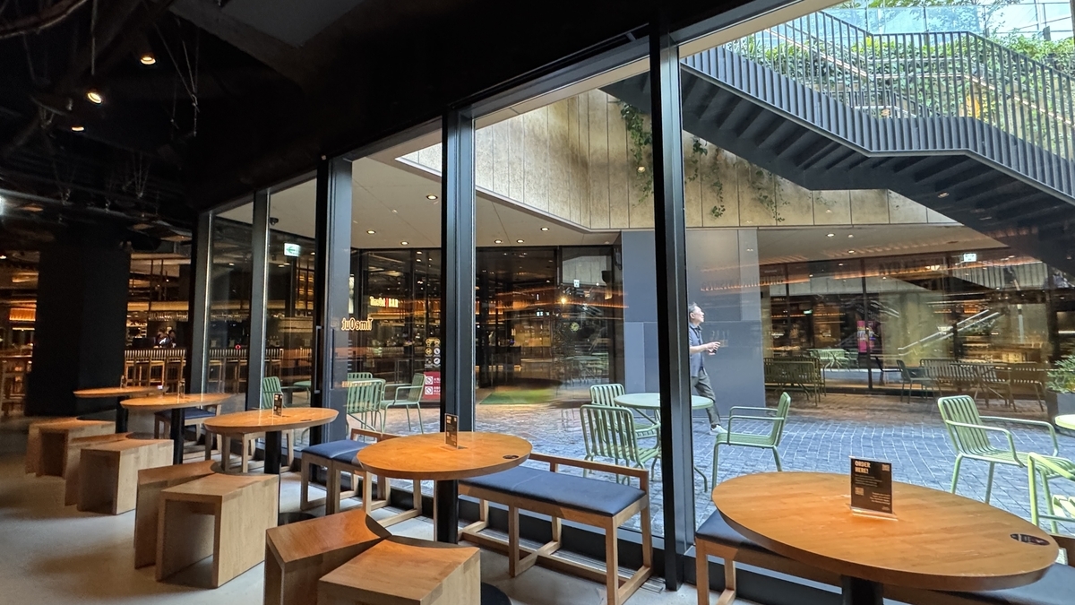 Vista del exterior desde las mesas junto a la ventana en Timeout Market Osaka