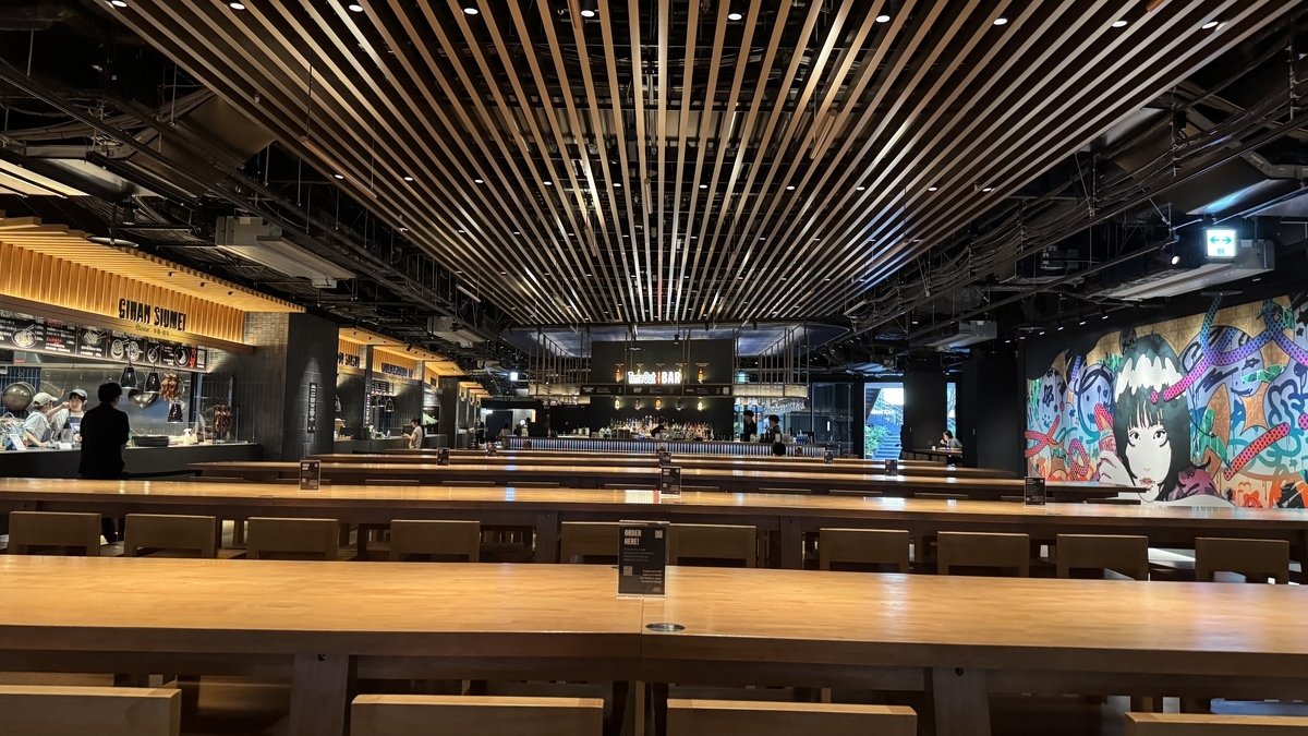 Interior de Timeout Market Osaka con techo de madera y arte llamativo