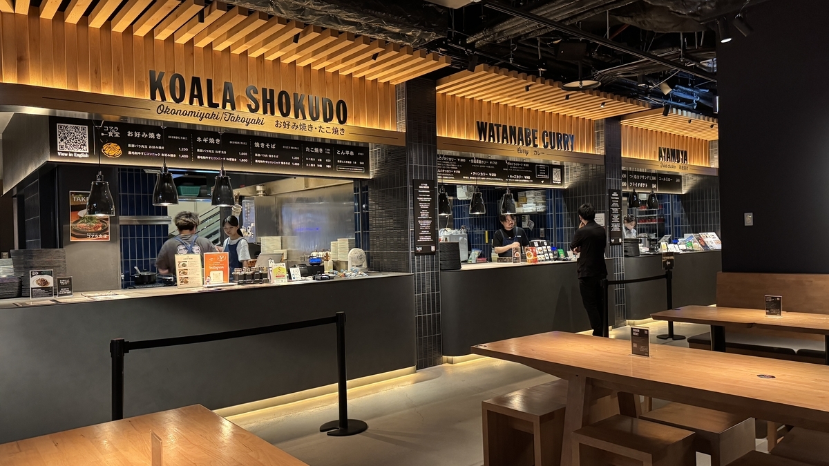 Zona de puestos y área de asientos en Timeout Market Osaka
