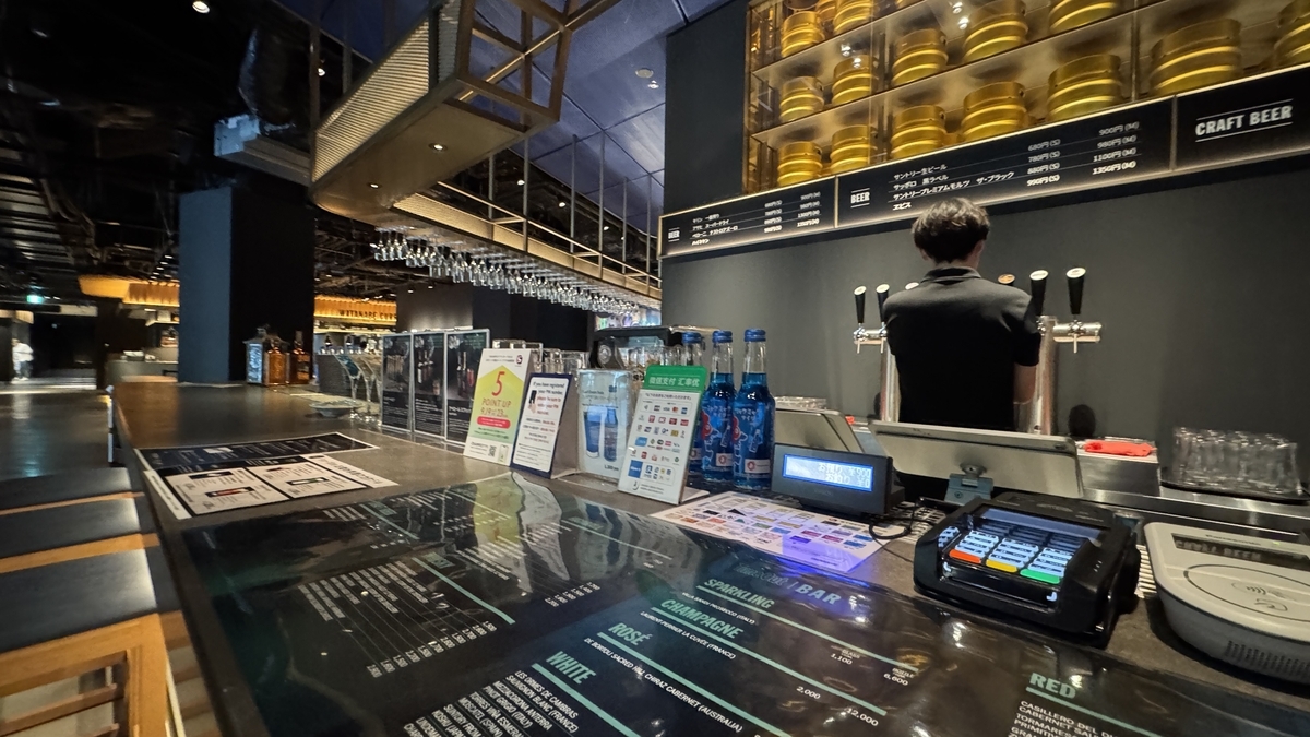 Mostrador de pedidos del bar con pago sin efectivo en Timeout Market Osaka