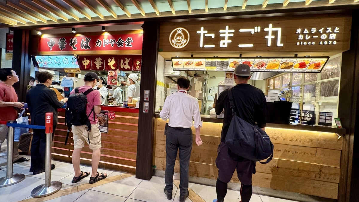 スナックパーク内のたまご丸前。オムライスを求めて並ぶ来店客の姿