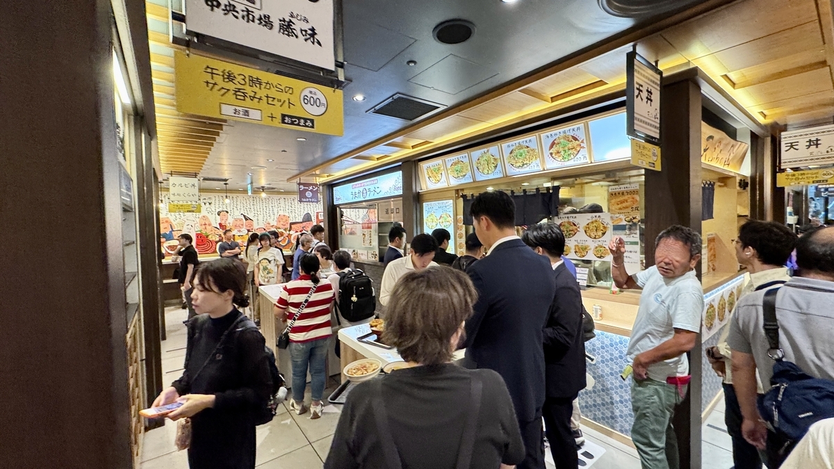 スナックパーク内の通路。飲食を楽しむ人々で賑わう様子