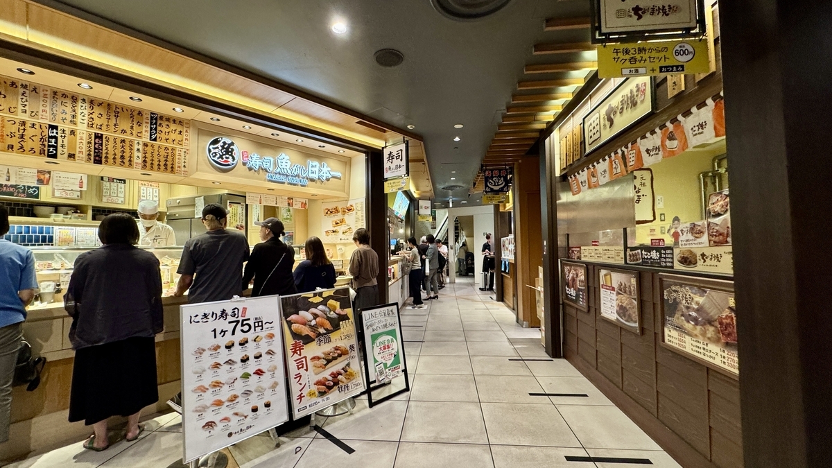 スナックパークの飲食エリア。複数の店舗が並び多くの客が行き交う様子