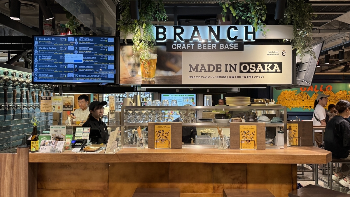 CRAFT BEER BASE BRANCH. 카운터 너머로 스태프가 응대하는 모습이 보인다.