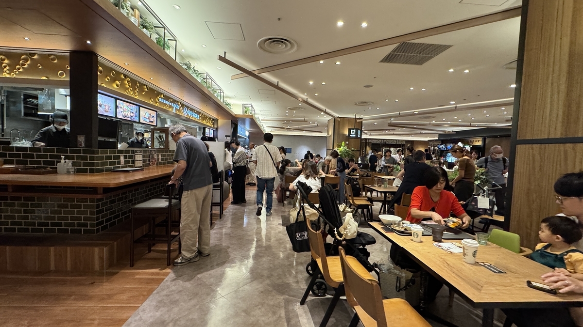 阪神大食堂フードホール入口周辺の様子 広々とした通路に多くの人が行き交う