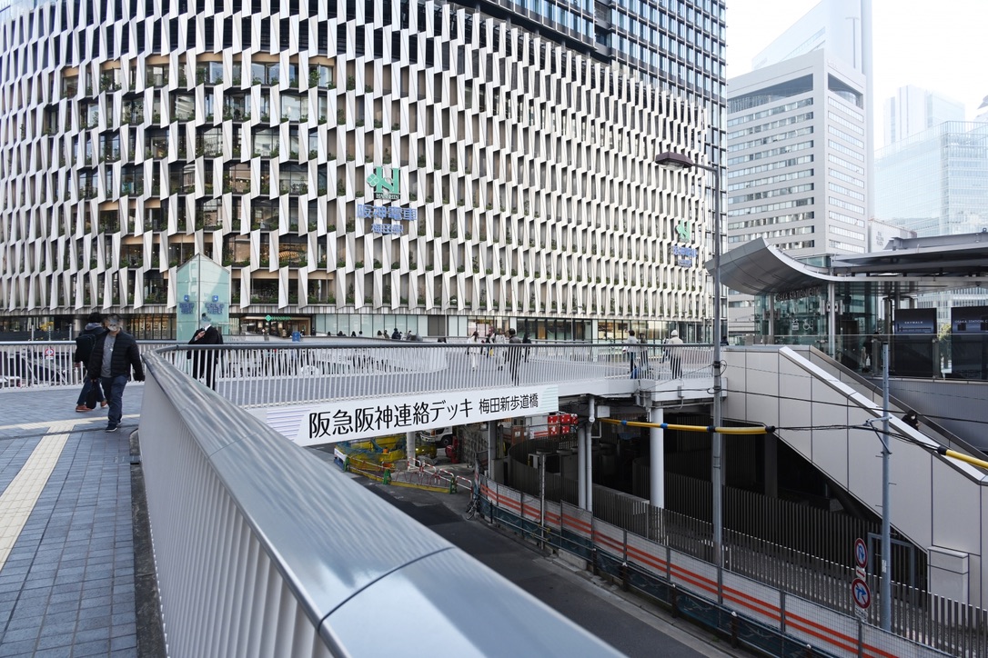 阪神百貨店梅田本店の外観と歩道橋 阪神電車大阪梅田駅から直結したアクセスルート