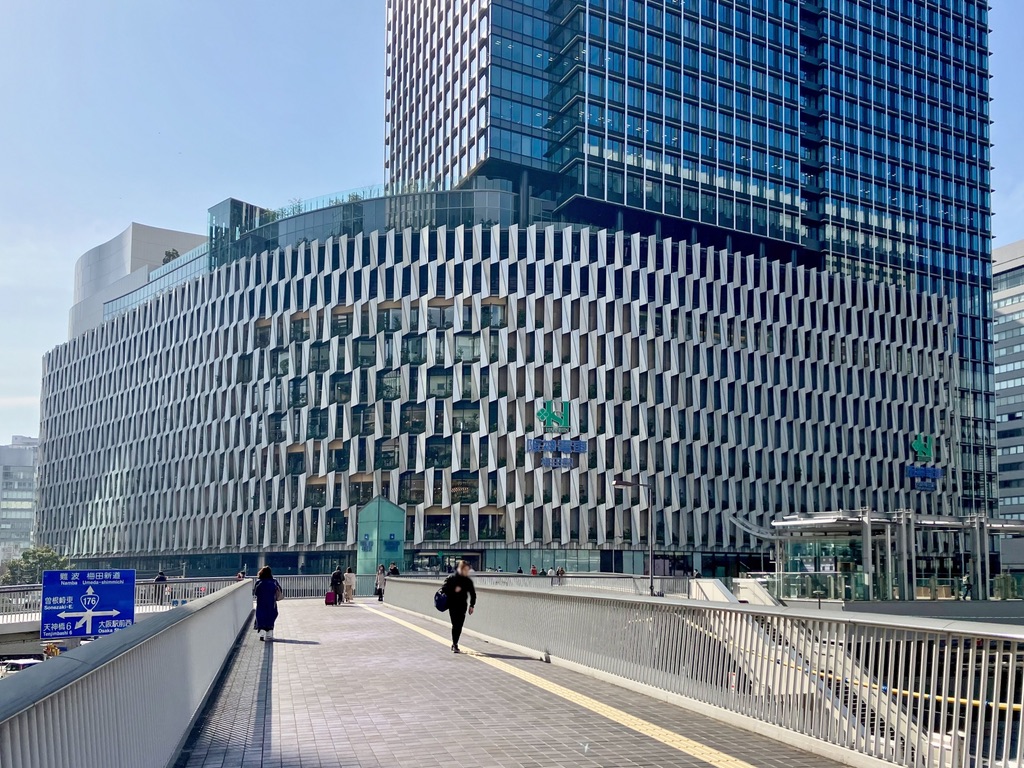 阪神百貨店梅田本店の外観 日中のビル全景と周囲の街並み