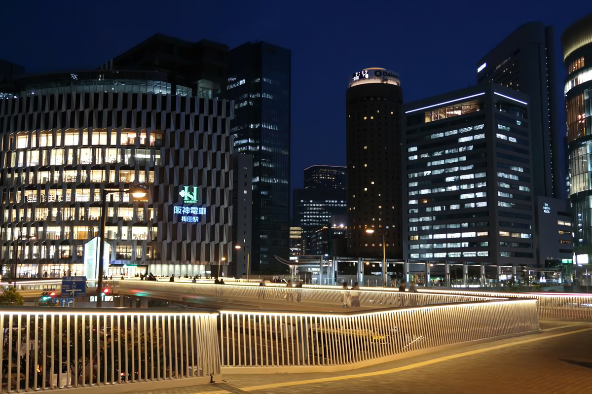 夜の阪神百貨店梅田本店と周辺の梅田エリア 夜景に照らされた建物が印象的