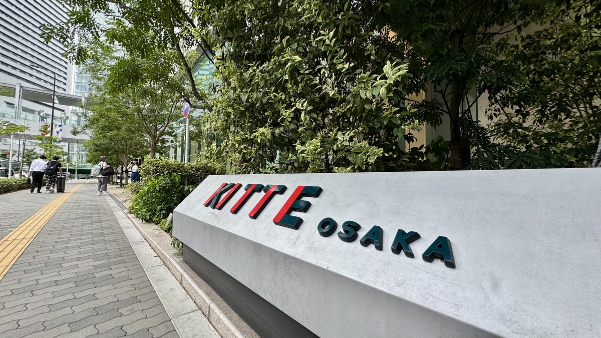 KITTE大阪の外観と入口付近を示す写真