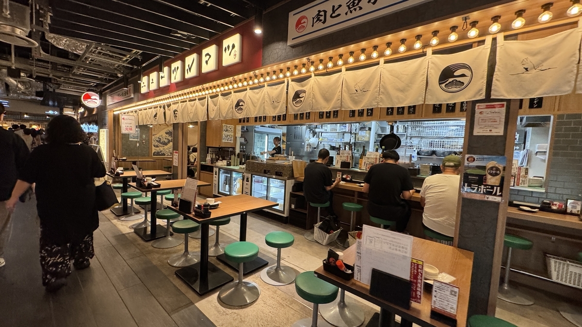 うめよこの店舗が並ぶ通路とカウンター席の風景