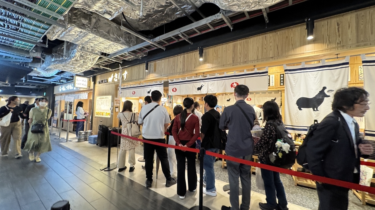 壱岐島の外観と店先に並ぶ客の行列