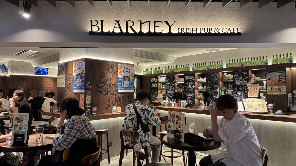アイルランドパブBLARNEY IRISH PUB and CAFEの店内とカウンター席で過ごす人々