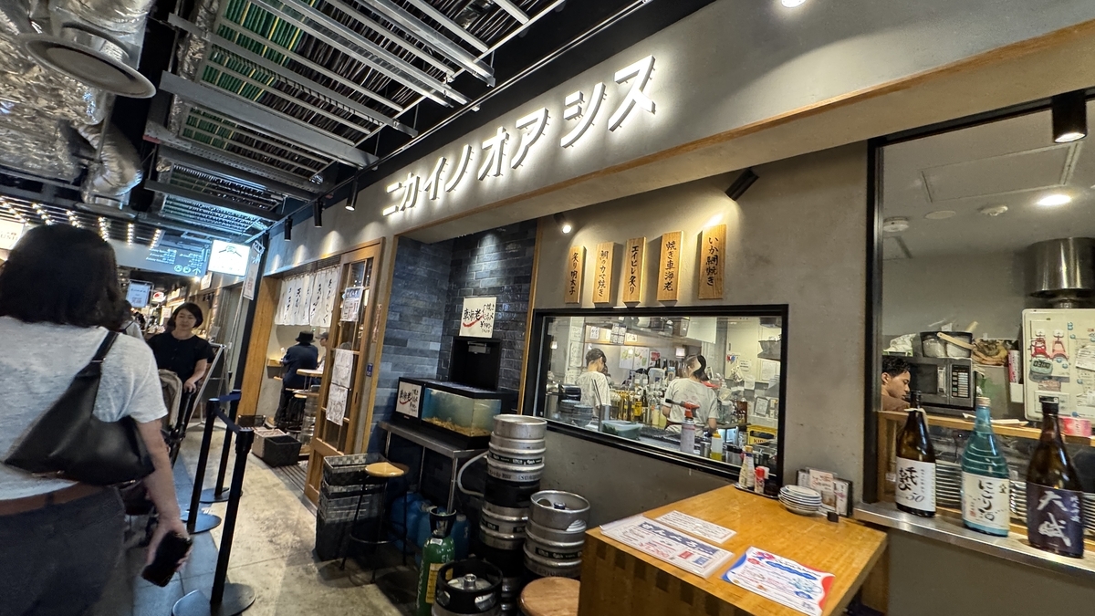 ニカイノオアシスの外観と落ち着いた雰囲気の通路側席