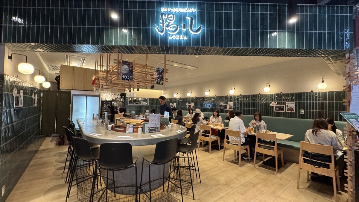 揚八の店舗外観と発酵おばんざいのメニュー看板