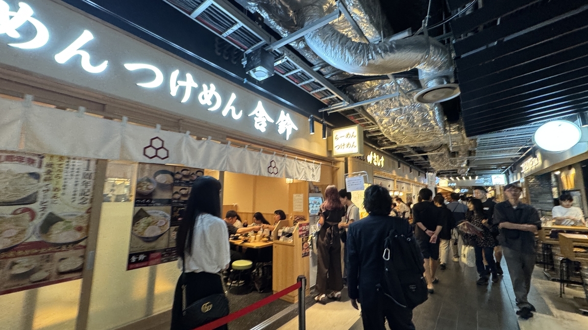 舎鈴の店内で朝食や昼食を楽しむ客と明るいカウンター席