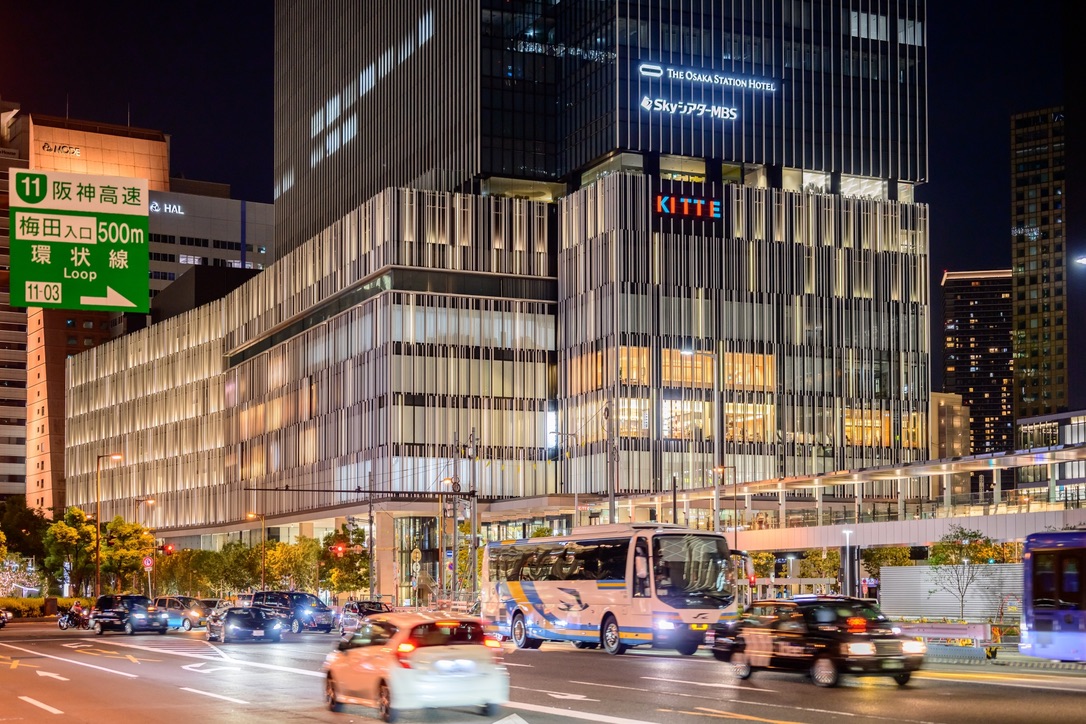 夜のKITTE大阪外観とライトアップされた建物全景