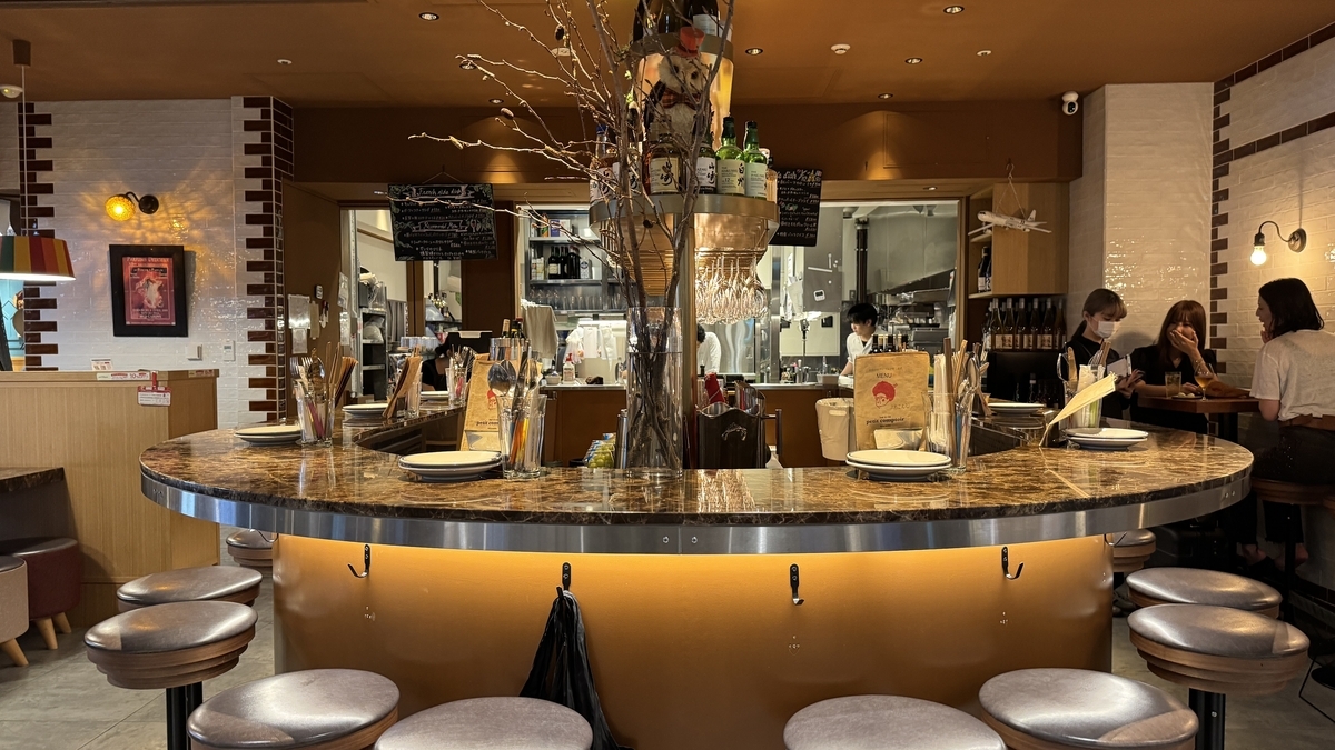 petit comptoirの円形カウンターと温かみのある照明