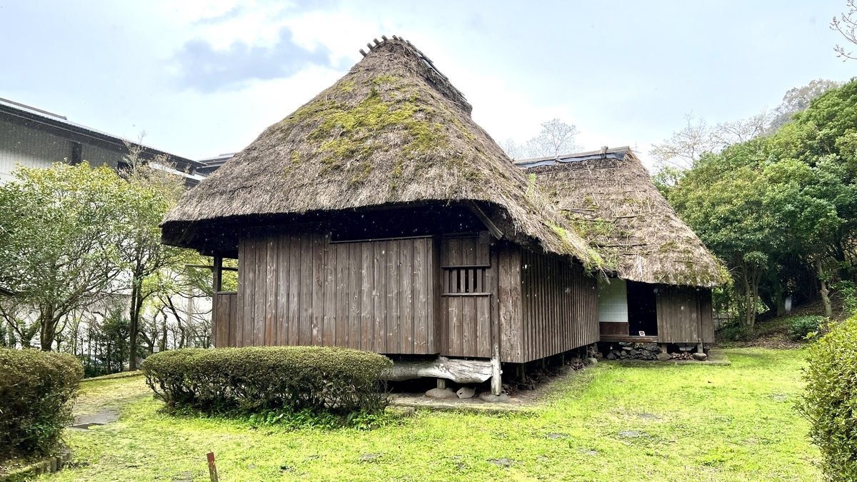 Thatched-roof Tenoma Futatsuya house surrounded by greenery