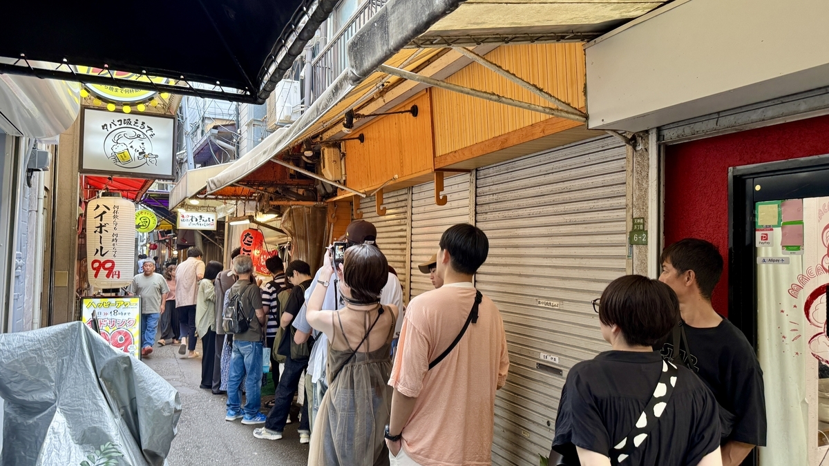 People waiting calmly in the backstreet of Ura-Tenma