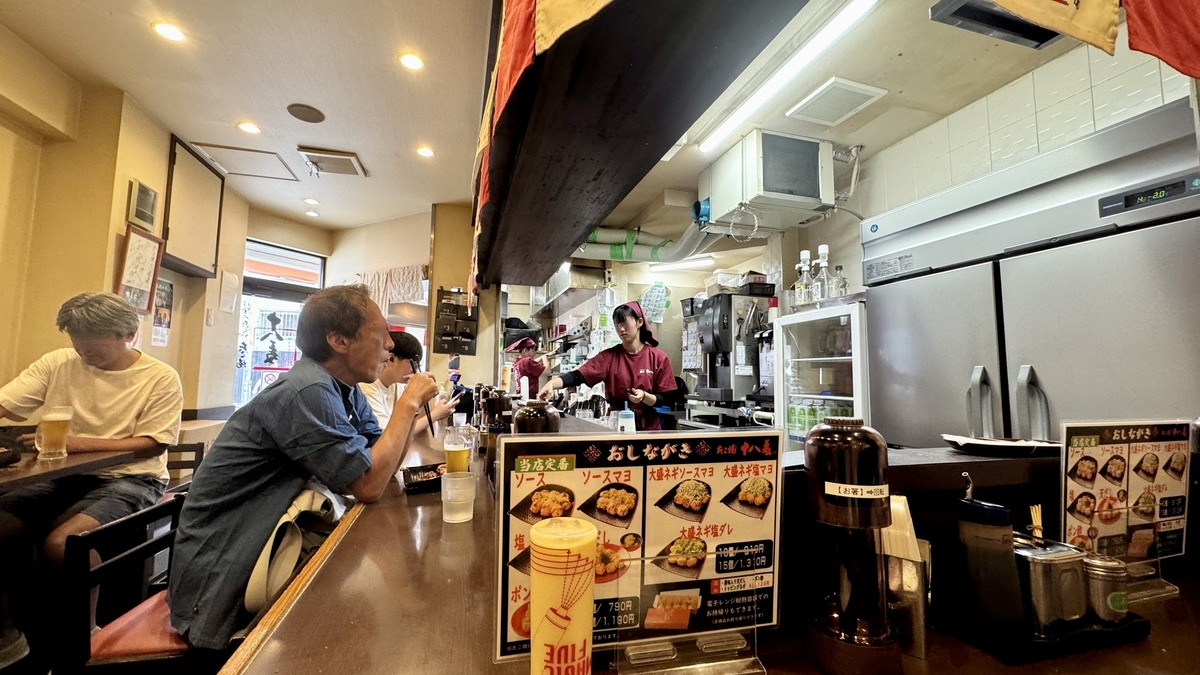 카운터석과 주방이 보이는 타코야키 주하치반 니시나카지마 본점의 매장 내부