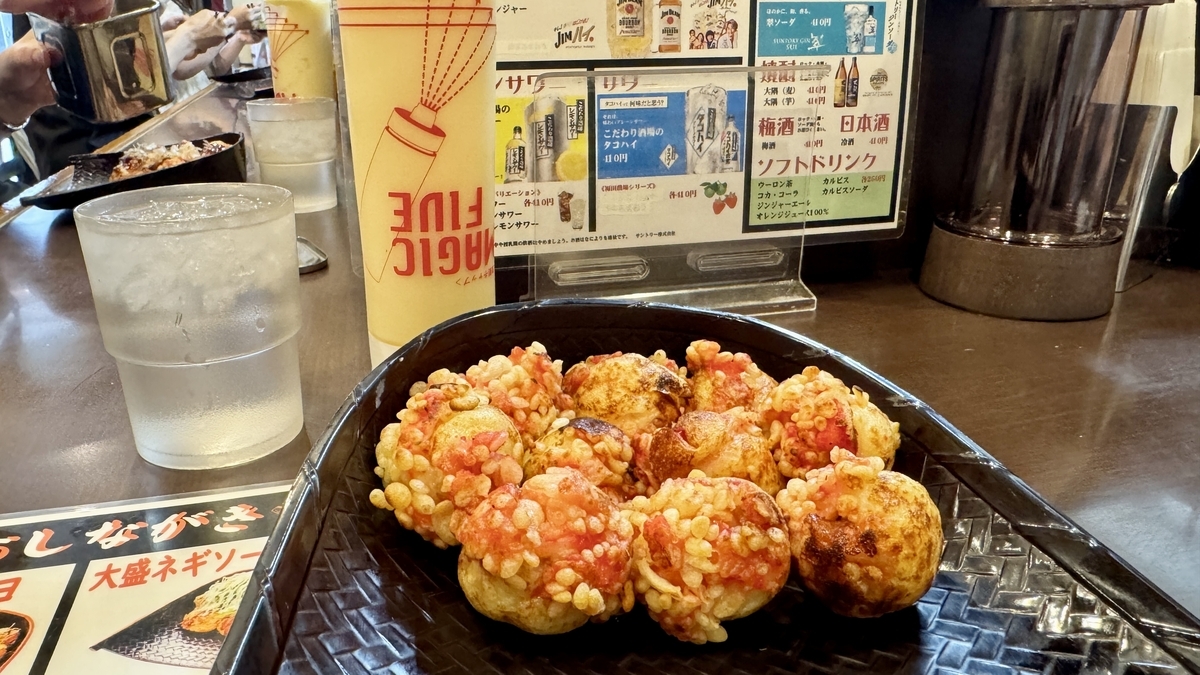 검은 접시에 담긴 타코야키 주하치반 니시나카지마 본점의 소스마요 타코야키