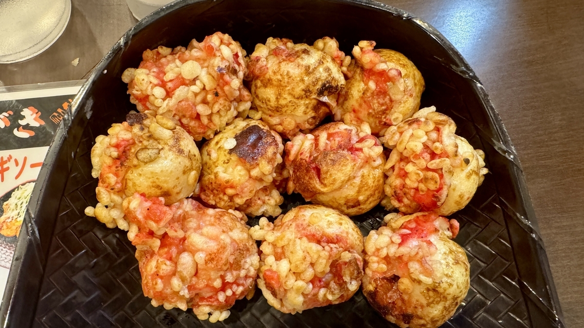 타코야키 주하치반 니시나카지마 본점의 갓 구운 타코야키 클로즈업