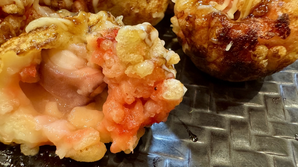 속의 문어가 보이는 타코야키 주하치반 니시나카지마 본점의 단면 클로즈업