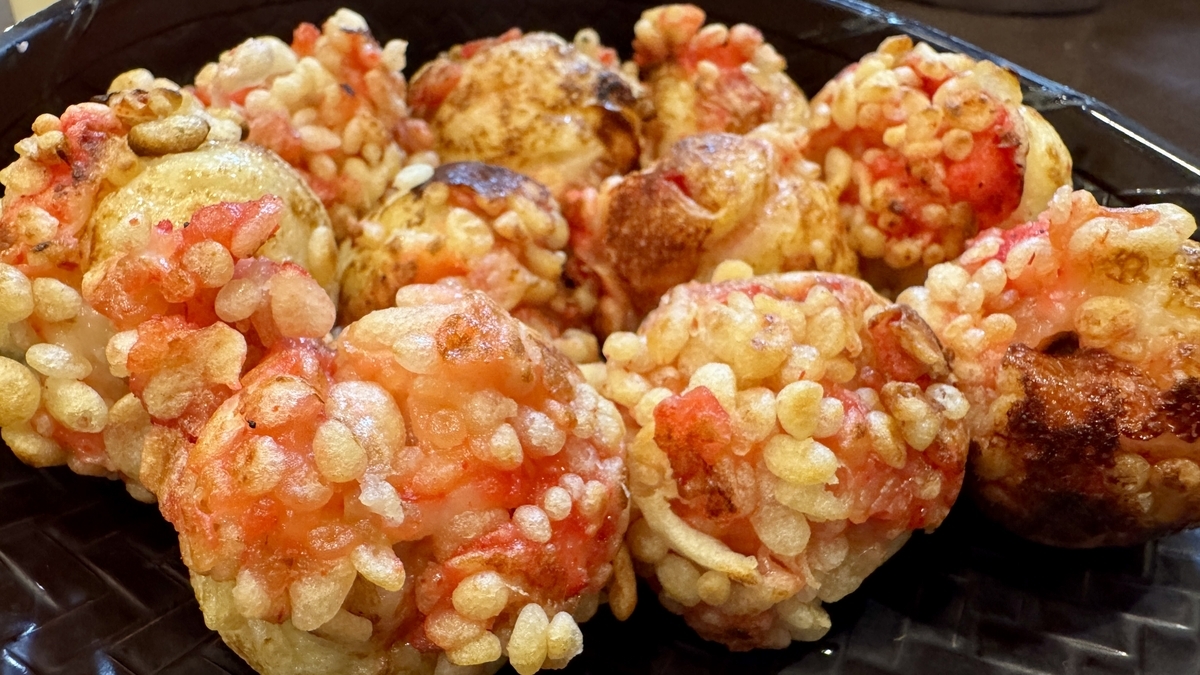 타코야키 주하치반 니시나카지마 본점에서 제공되는 바삭하게 구워진 타코야키 접시