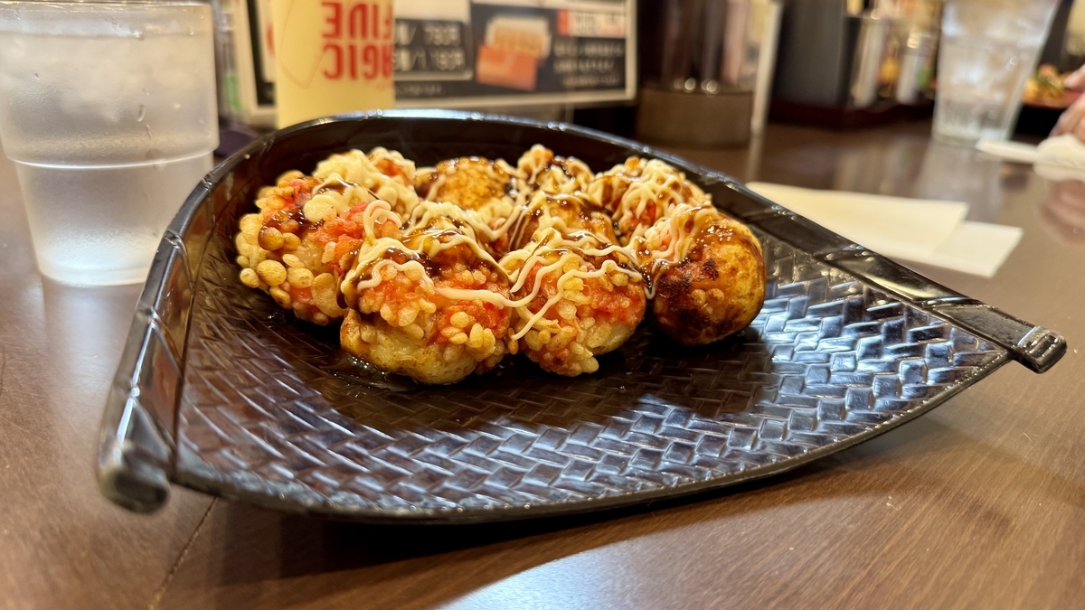 갓 구운 타코야키 주하치반 니시나카지마 본점의 타코야키 접시