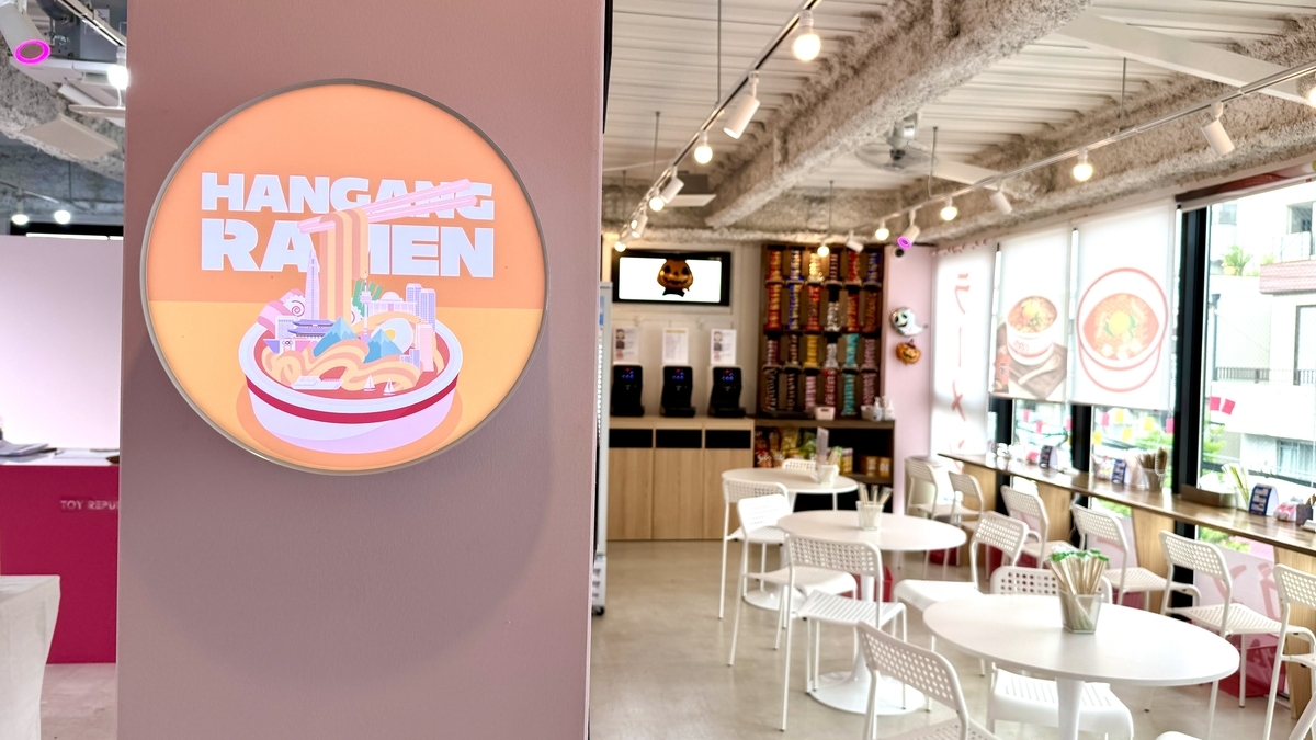 店内のロゴサインと明るい客席フロア 鶴橋のHangang Ramen