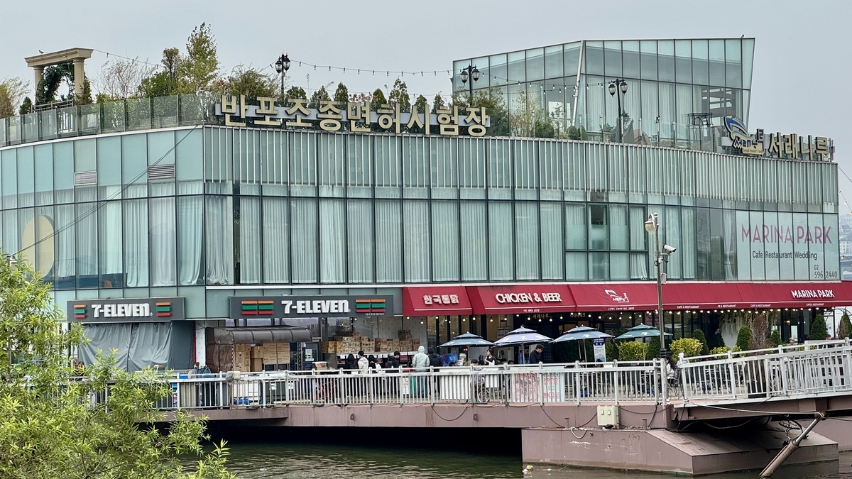 漢江沿いの公園と川辺施設の外観 ラーメン文化の舞台となる風景