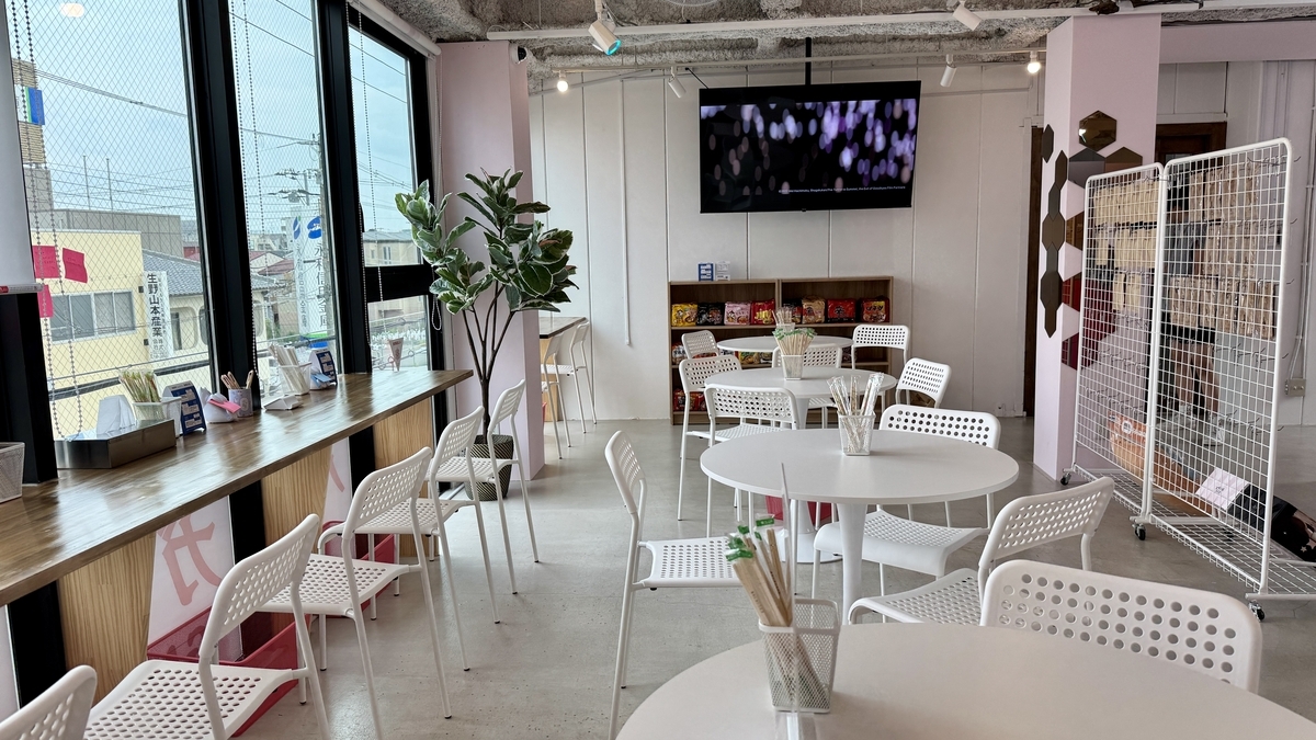 カウンター席とモニターが見える客席エリア 観光の休憩に使いやすい空間