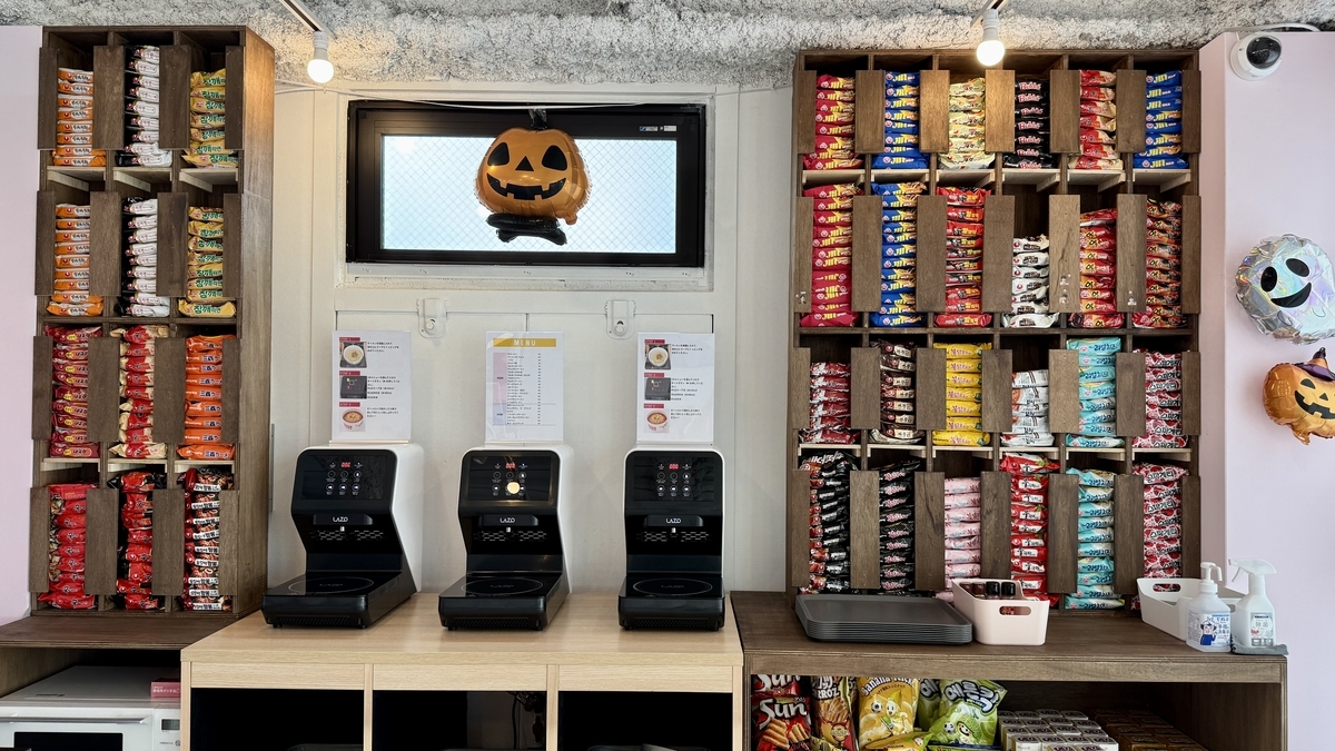 壁一面に並ぶ袋麺と自動調理機のカウンター 選ぶ楽しさがある売り場