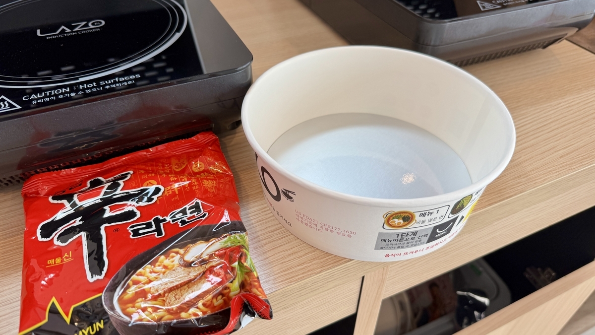 提供された紙容器とトレー 調理前に受け取るセット