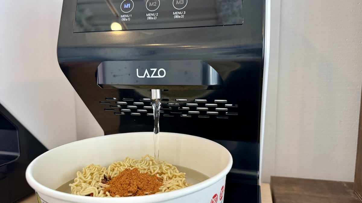 自動調理機から熱湯が注がれる麺 調理の開始が分かる瞬間