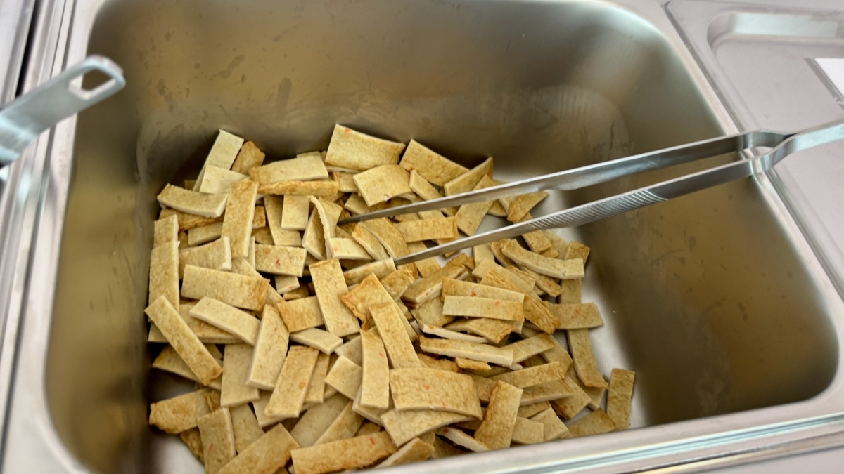 おでん用の薄い油揚げスライスのトレー 具材の準備が整う様子