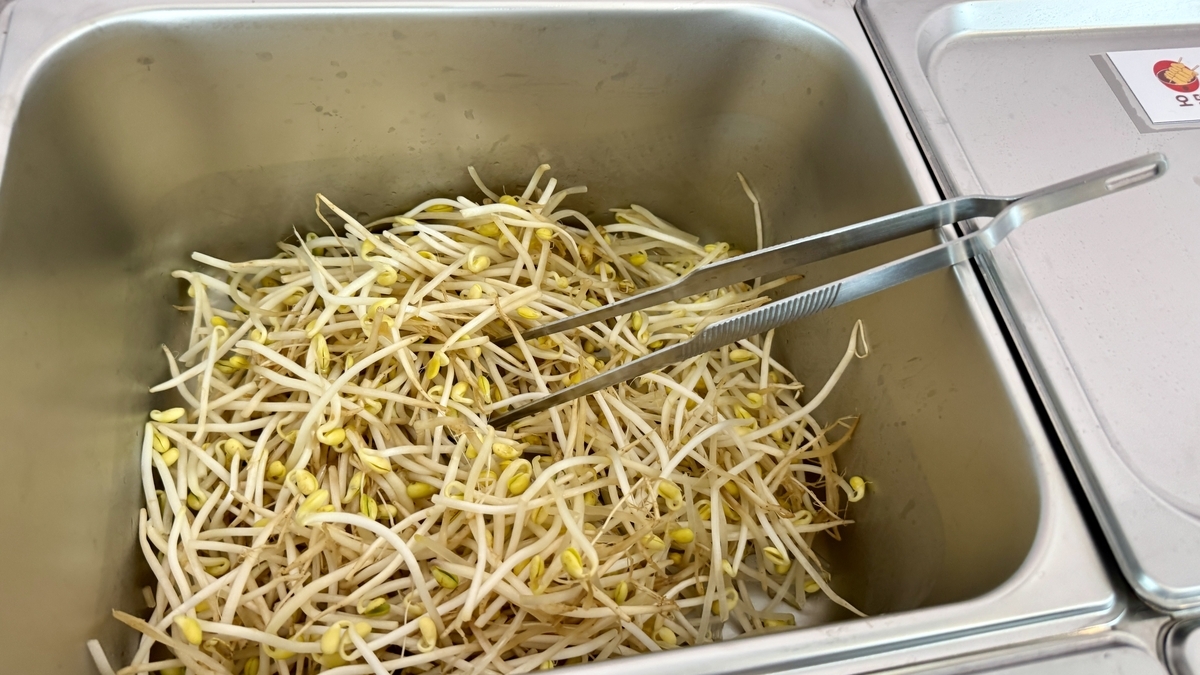 豆もやしのトレー しゃきしゃきの食感を加える具材