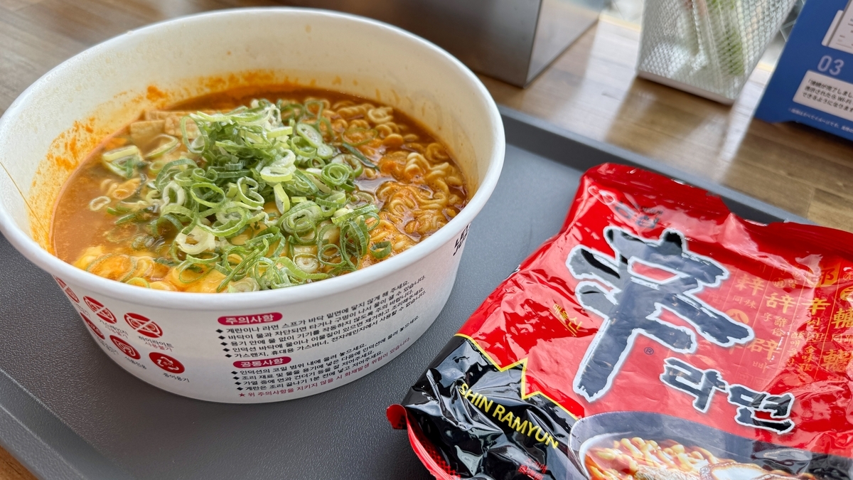 湯気の立つ辛ラーメンのアップ ねぎと具材が映える撮影カット