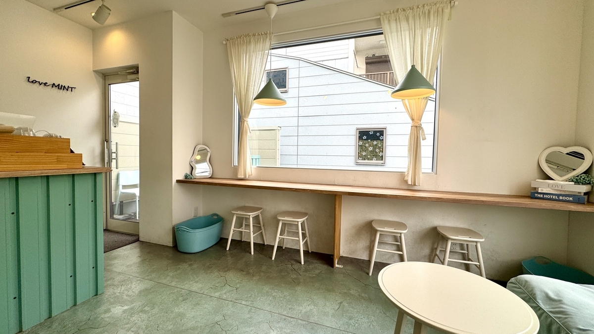 บรรยากาศภายในร้านสว่างด้วยแสงธรรมชาติและเฟอร์นิเจอร์สีมิ้นต์