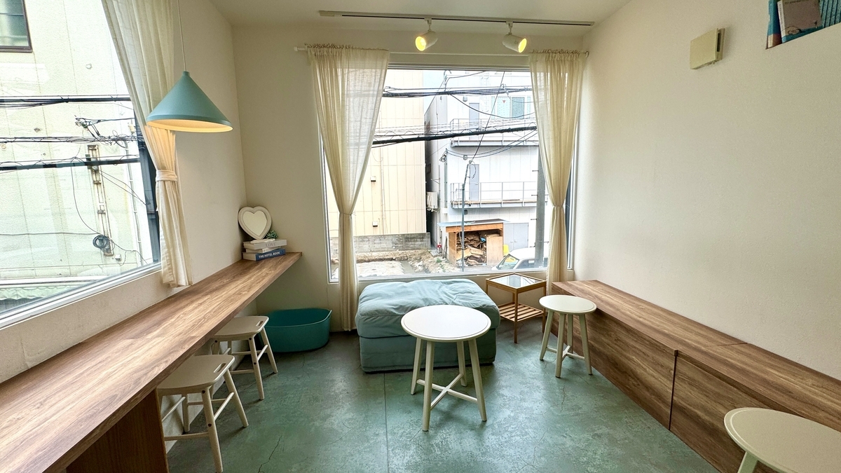 โต๊ะริมหน้าต่างพร้อมเก้าอี้สีมิ้นต์ ให้บรรยากาศผ่อนคลาย